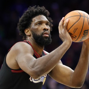 leyu乐鱼全站App下载官方网站-刚猛！恩比德接球起飞 无视防守半转身单臂暴力灌筐